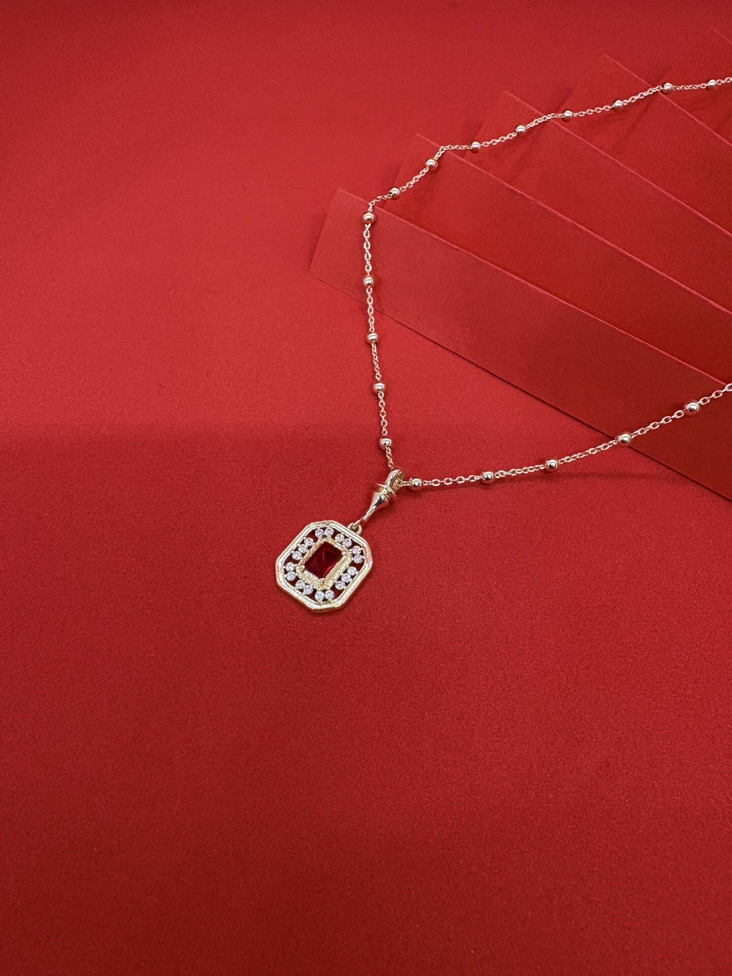 Kırmızı Taşlı Gold Kolye