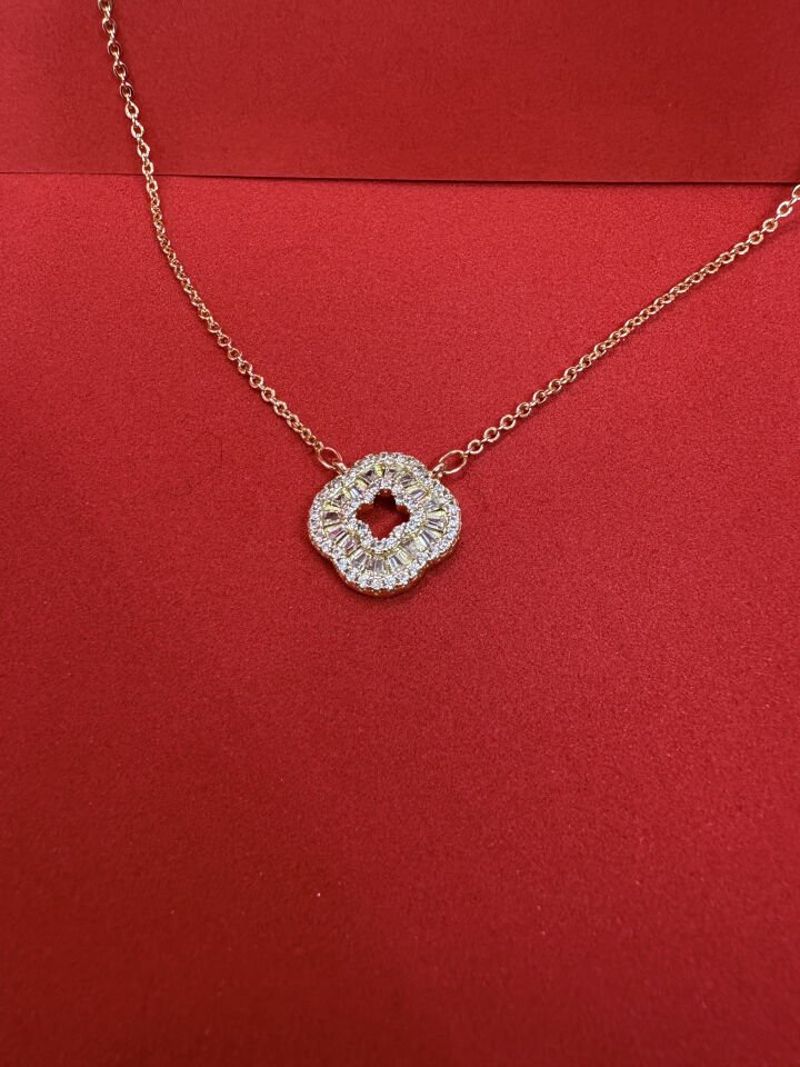 Zirkon Taşlı Yonca Kolye