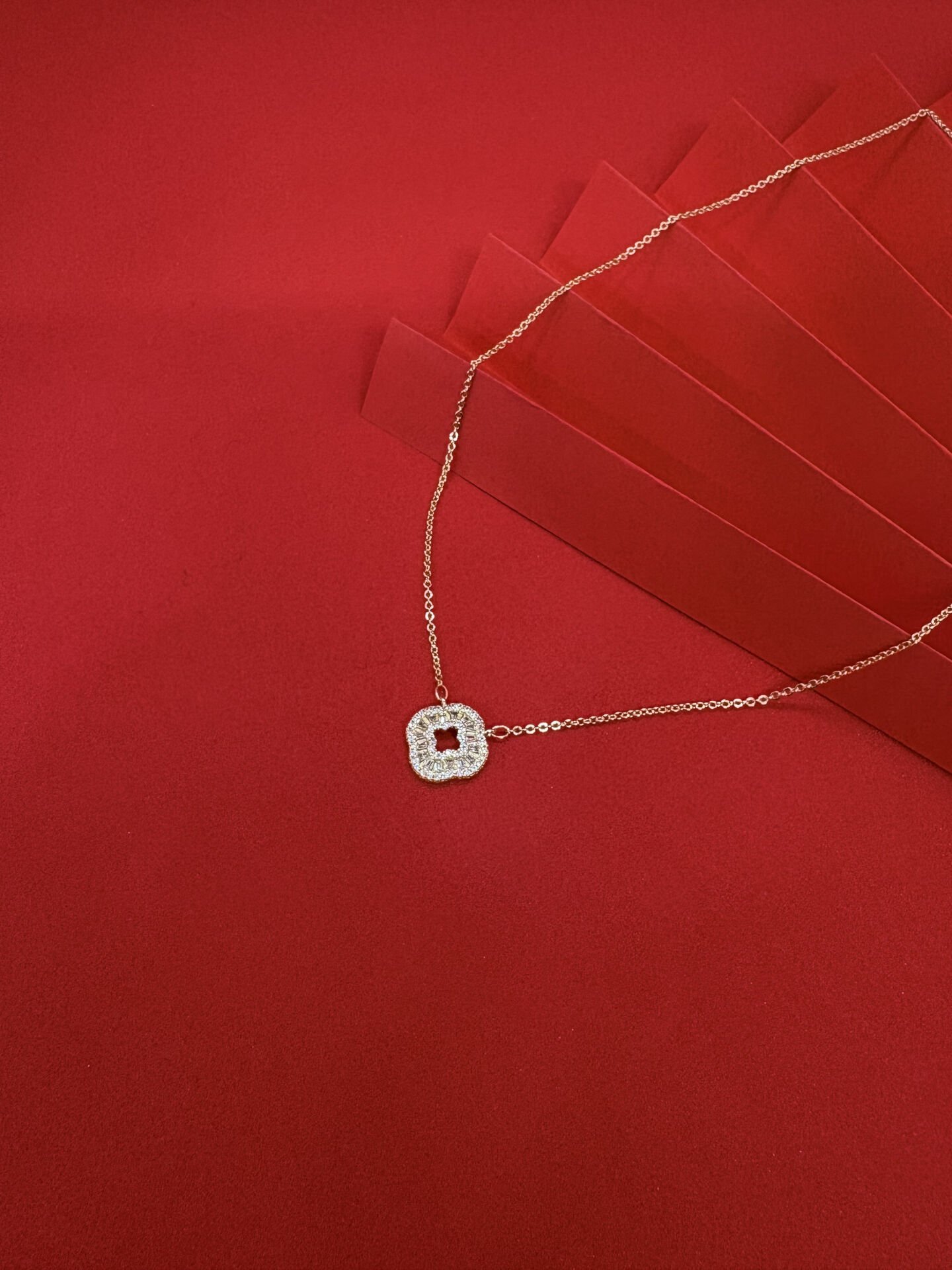 Zirkon Taşlı Yonca Kolye