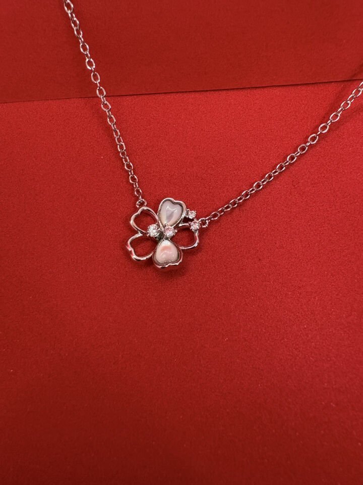 Kalp Detaylı Yonca Kolye