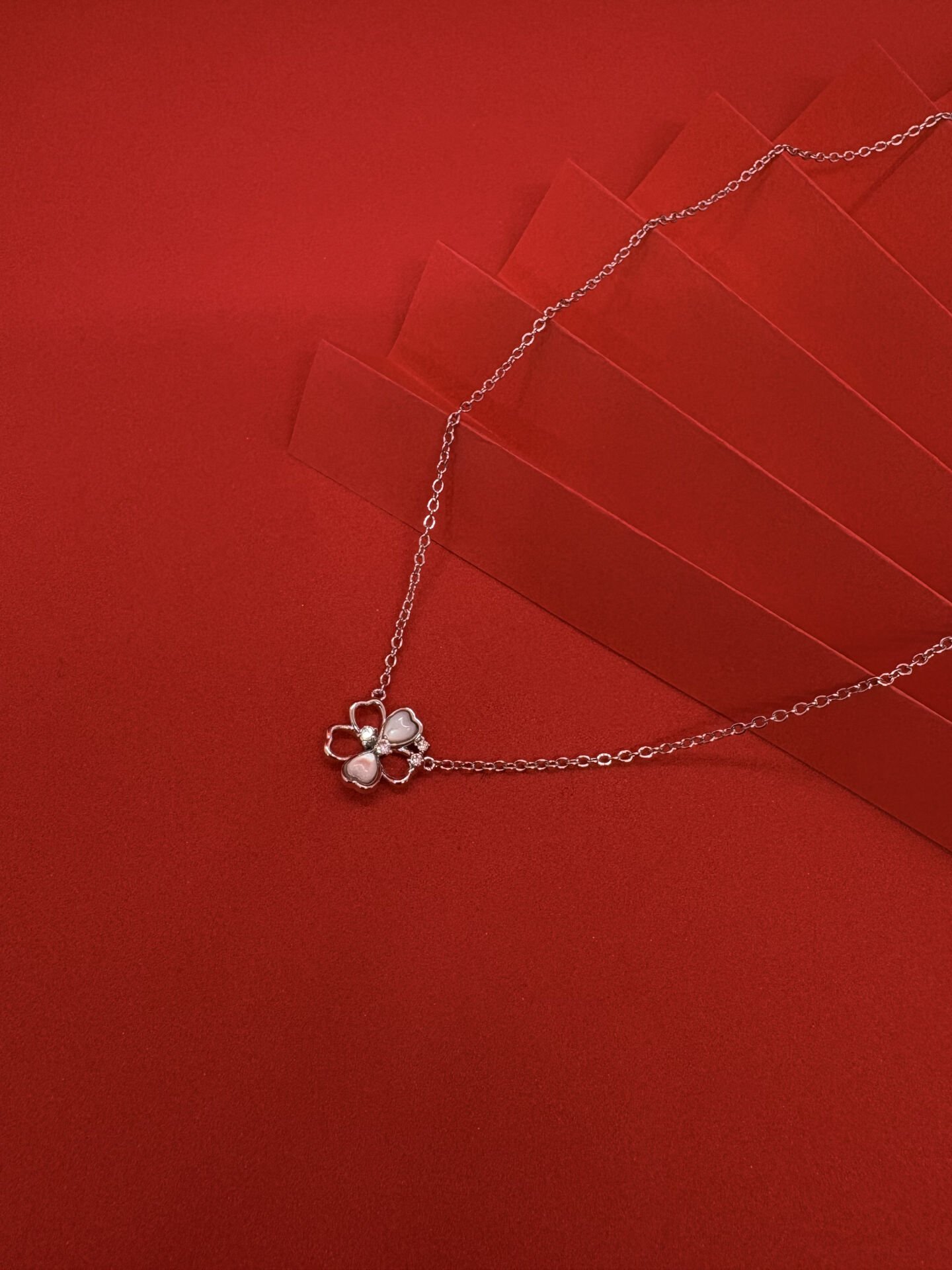 Kalp Detaylı Yonca Kolye