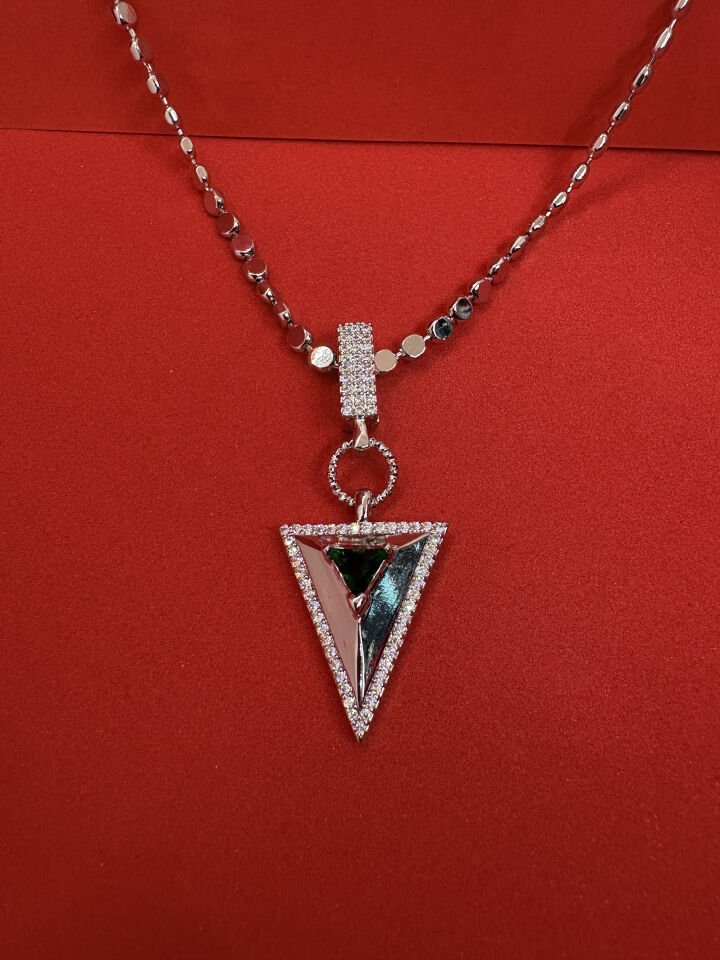 Taşlı Üçgen Kolye