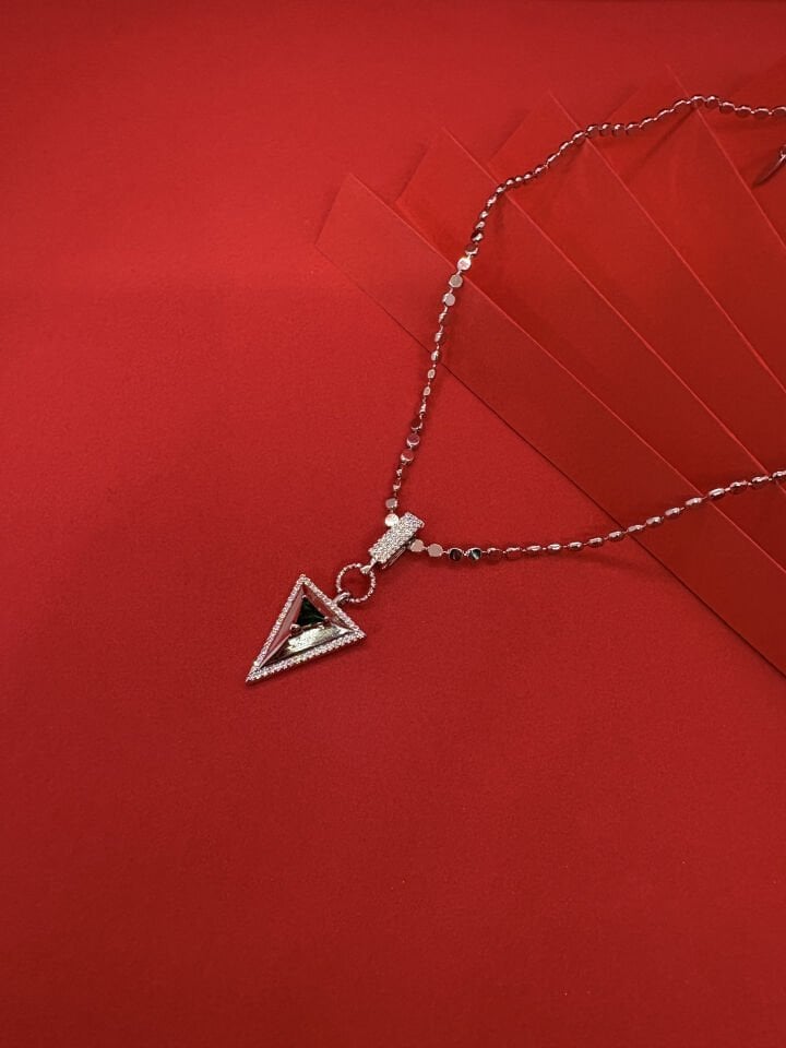 Taşlı Üçgen Kolye