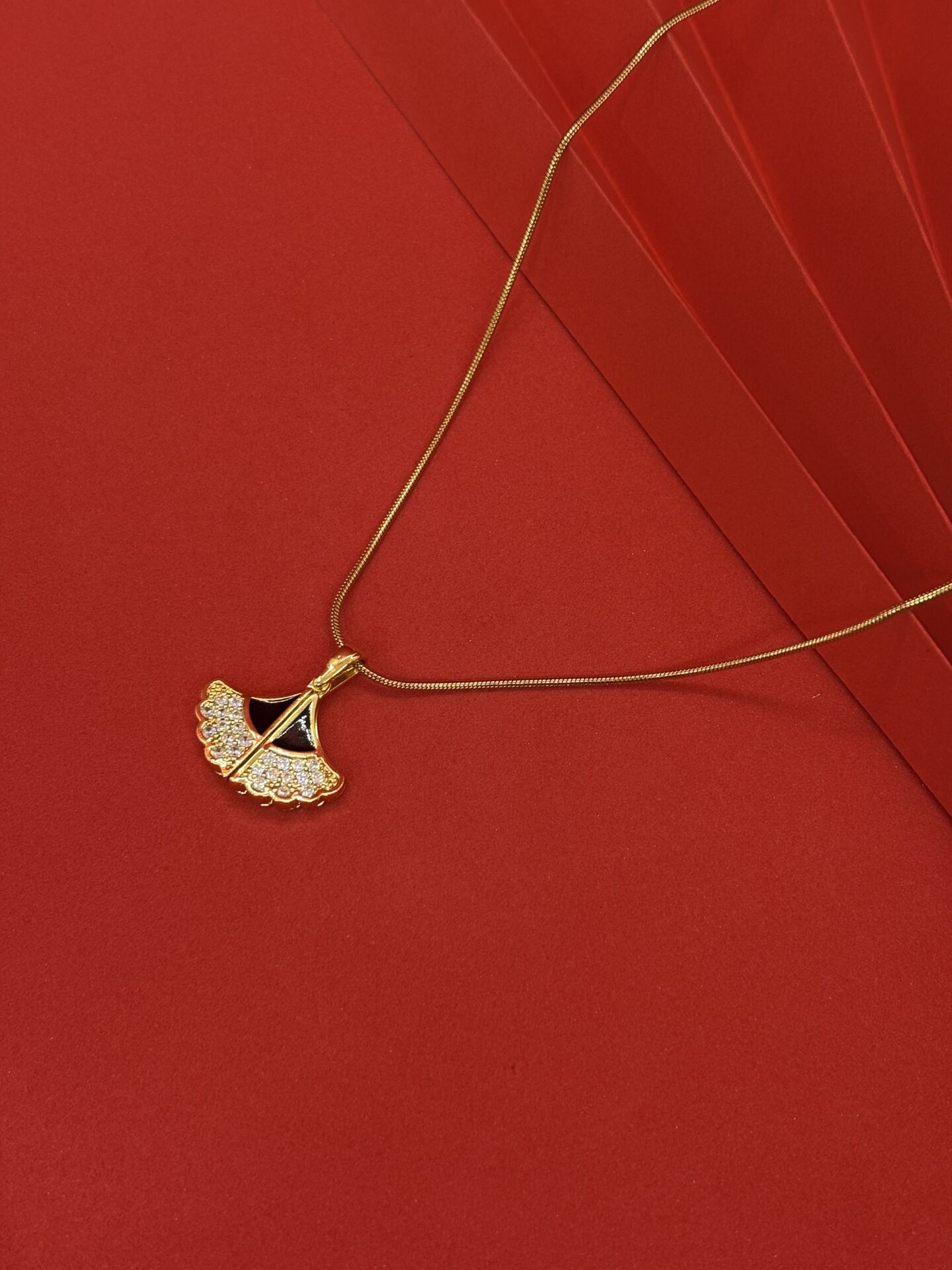 Yelpaze Taşlı Kolye