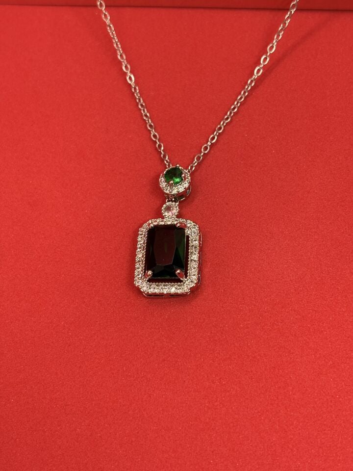 Zümrüt Taşlı Gümüş Kolye