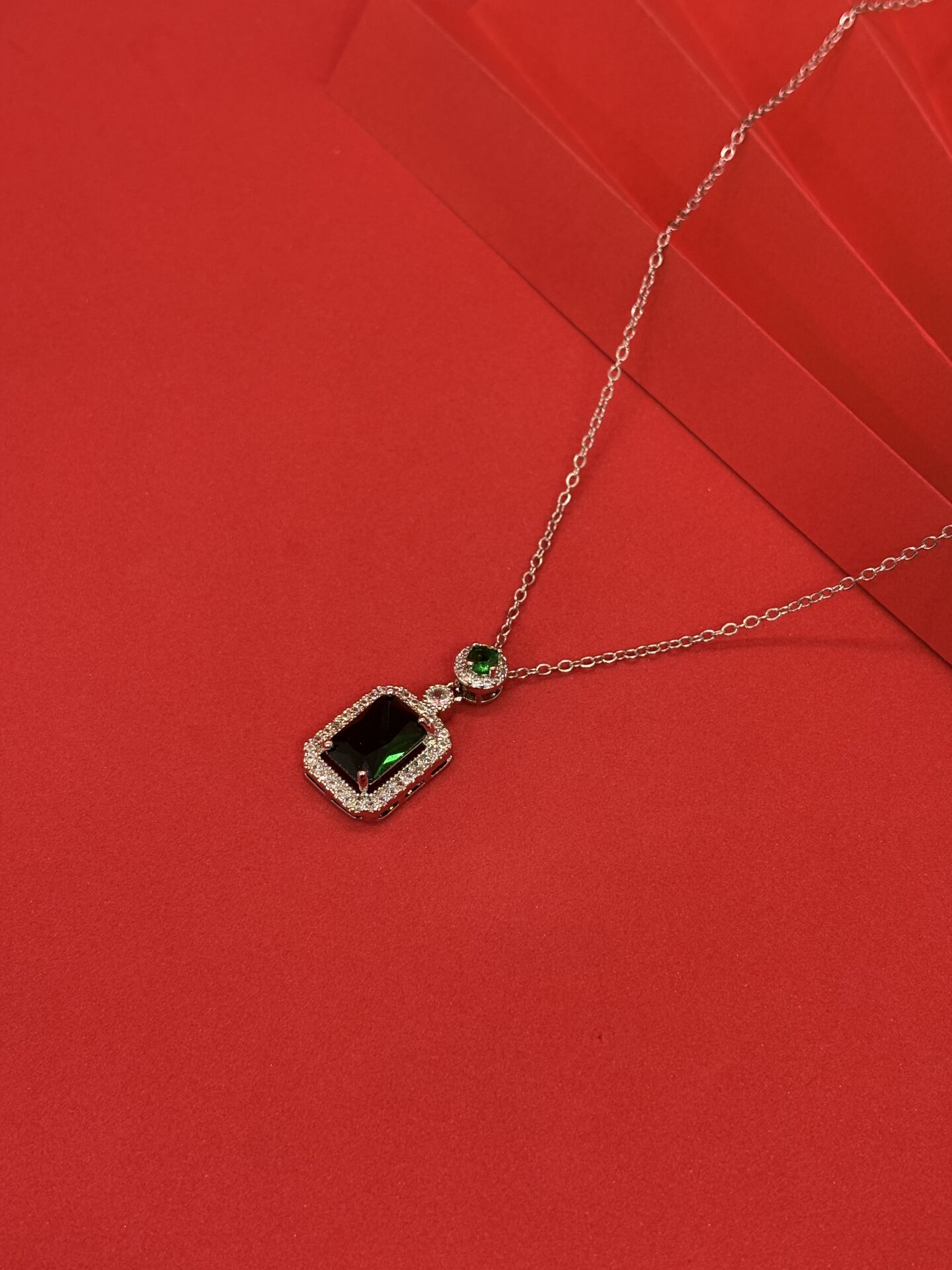 Zümrüt Taşlı Gümüş Kolye