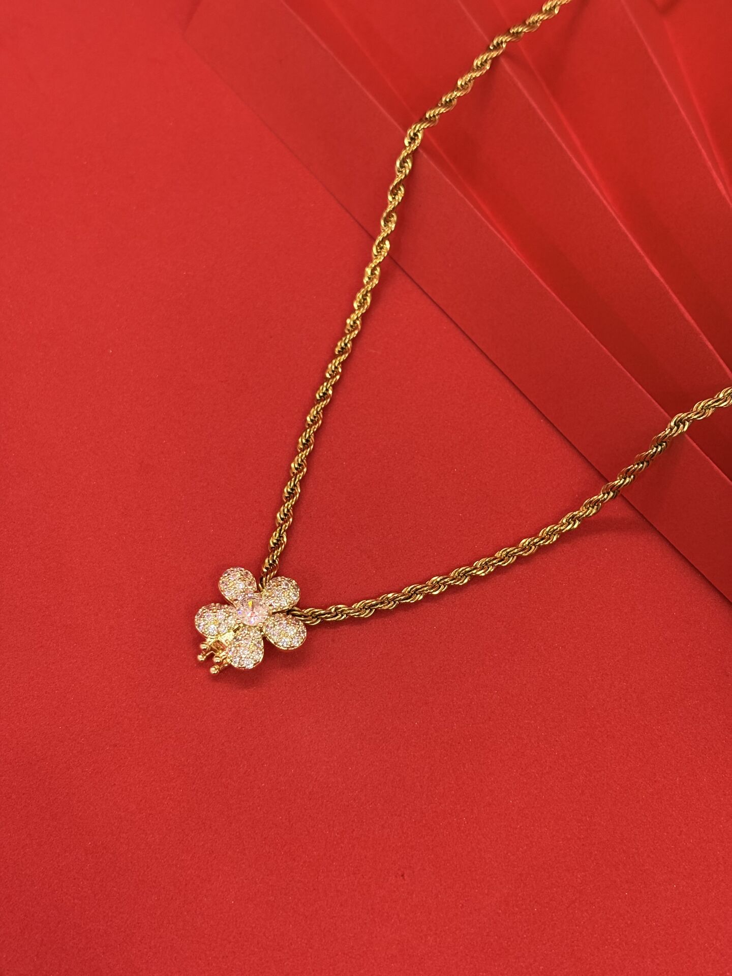 Papatya Taşlı Kolye