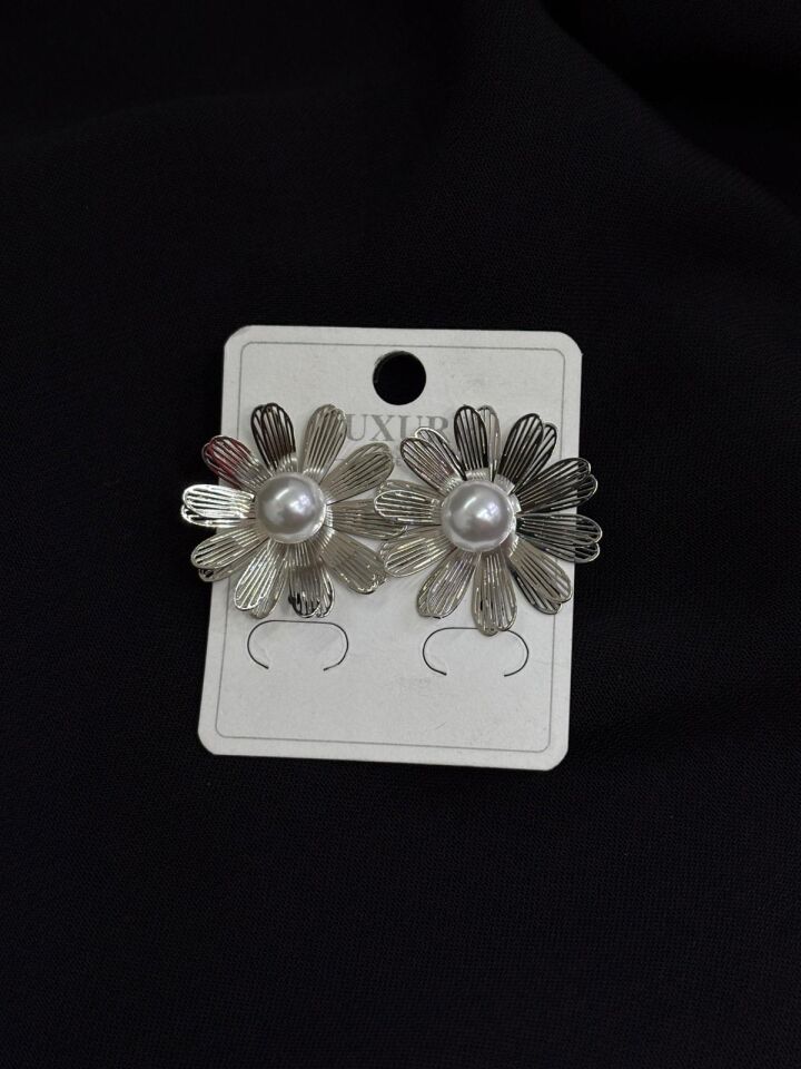 Luxury Gümüş Renk İncili Papatya Küpe