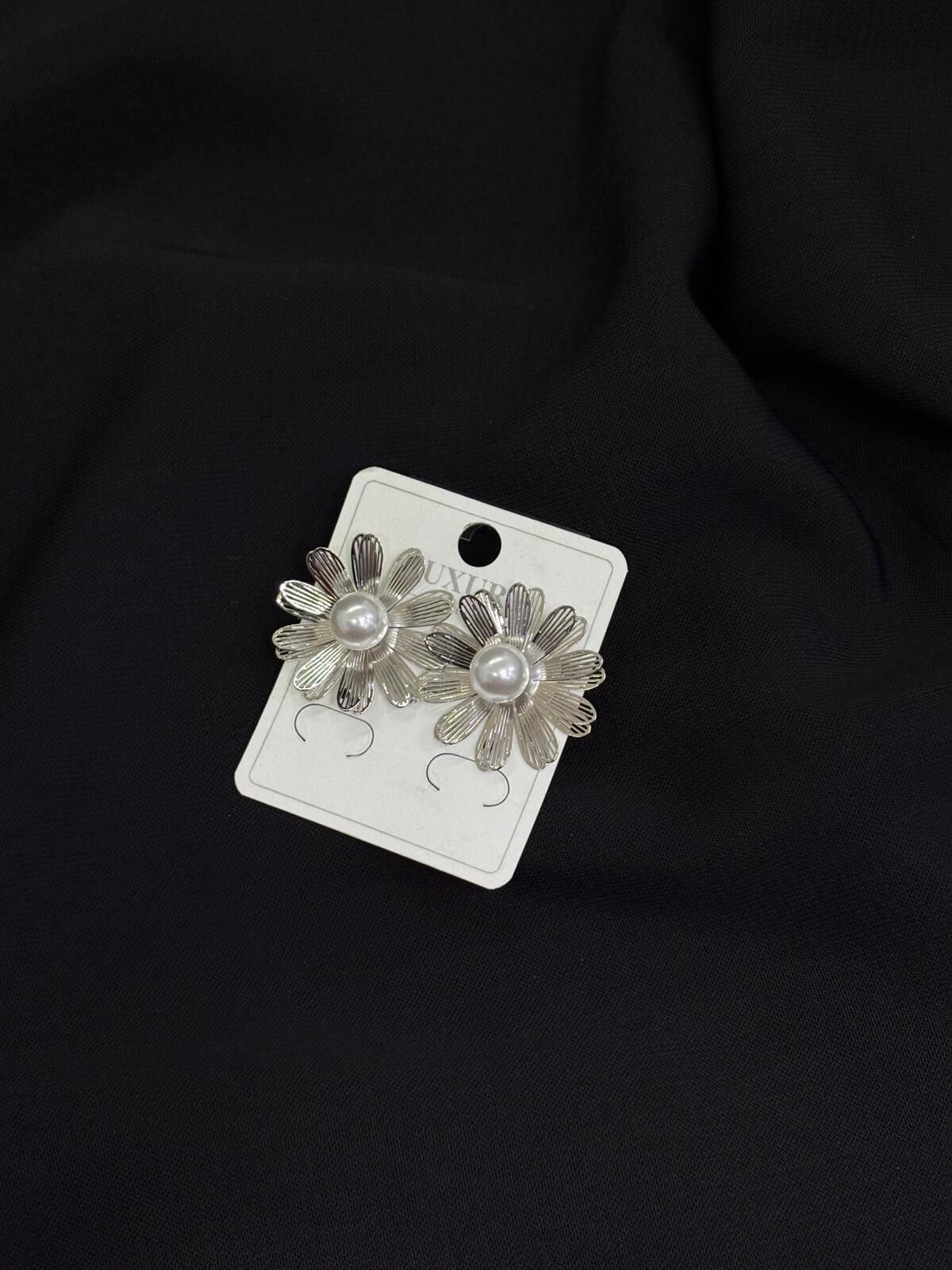 Luxury Gümüş Renk İncili Papatya Küpe