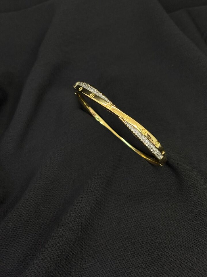 14K Gold Renk Kaplama CM Zirkon Vidalı Kelepçe Bileklik