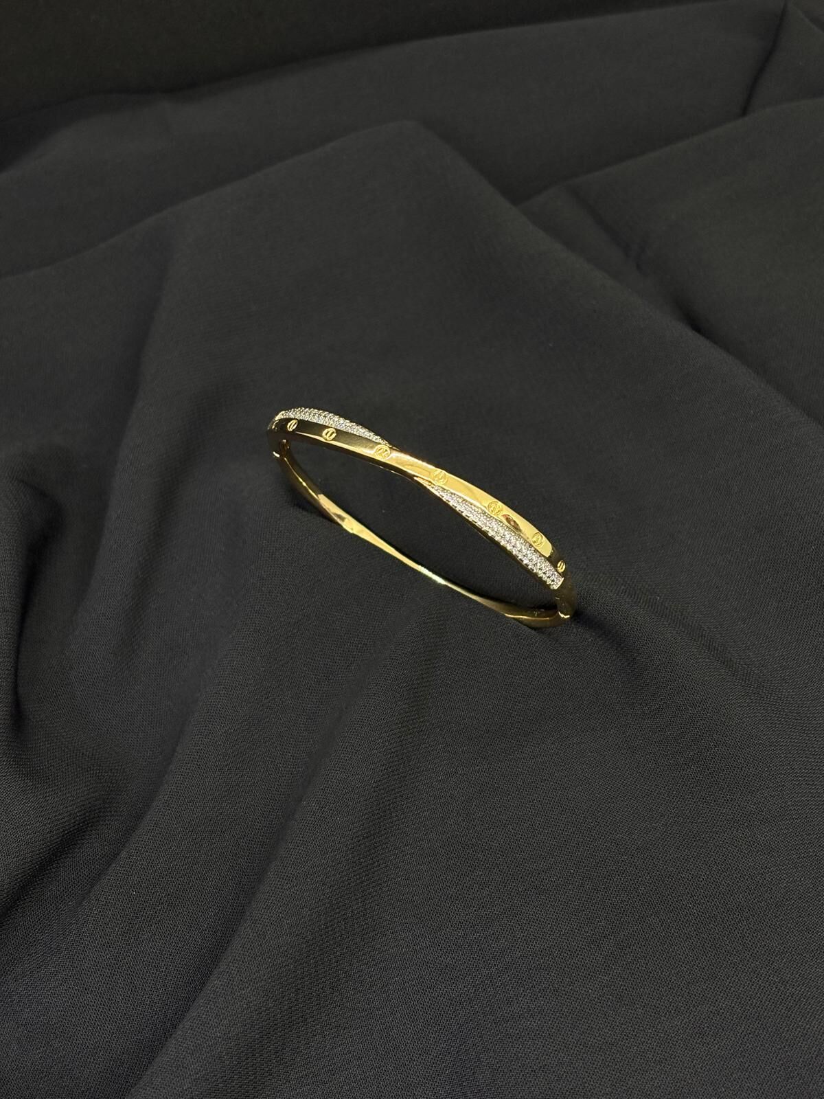 14K Gold Renk Kaplama CM Zirkon Vidalı Kelepçe Bileklik